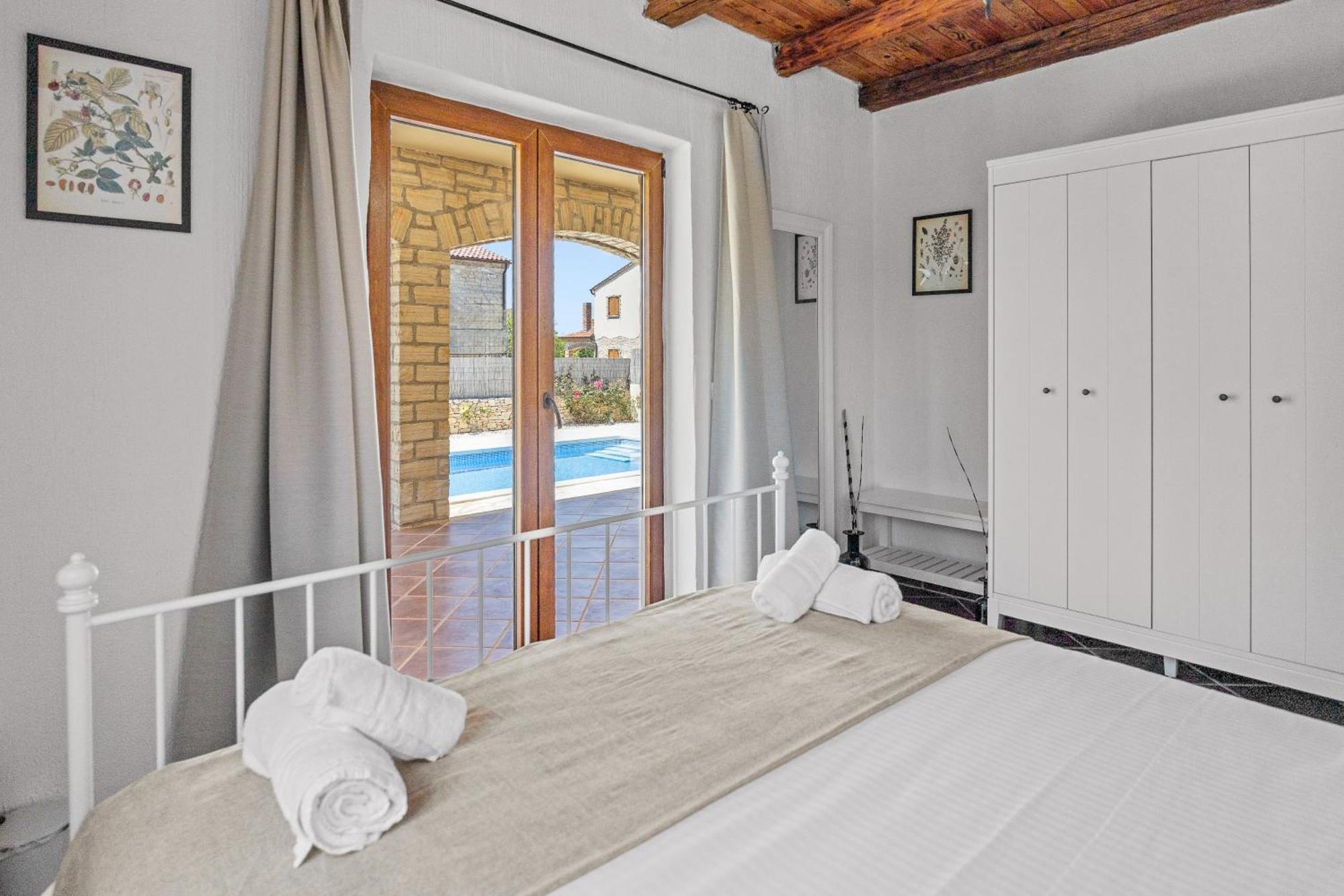 Villa Brioni With Pool By Rentistra Cabrunici Екстериор снимка